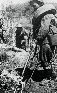 Soldados rusos despejando minas, al oeste de Minsk, 1944 de Unbekannt