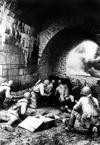 Soldados rusos en acción cerca de Riga, Letonia, 1944 de Unbekannt