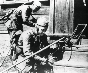 Soldados rusos con detectores de minas despejando una casa trampa, Frente Oriental, 1944 de Unbekannt