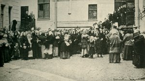 Esposas de soldados rusos esperando noticias del frente..., Primera Guerra Mundial, 1915, c1920 de Unbekannt