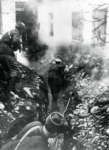 Tropas rusas liberando un pueblo cerca de Ordhonikidze, Cáucaso, 1942 de Unbekannt