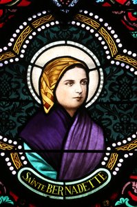 Iglesia del Sagrado Corazón. Vidriera. Santa Bernadette Soubirous es conocida por las apariciones marianas, 20160604, Moulins, Francia de Unbekannt