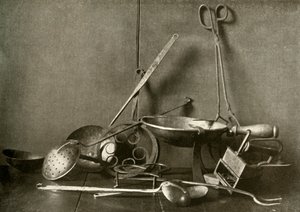 Sadiron, tenazas, espumadera, tenedor, trípodes y plato de picar de cobre, siglo XVIII, 1937