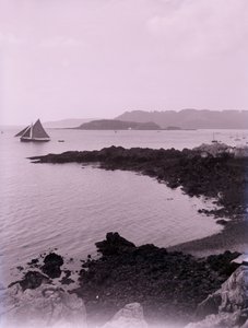 Barco de vela frente a la costa cerca de Plymouth en Devon