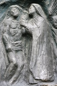 Escultura de la puerta de Notre Dame en la iglesia de Saint-Pierre de Montmartre: Jesús es bajado de la cruz, París, Francia de Unbekannt