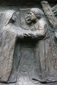 Escultura de la puerta de Notre Dame en la iglesia de Saint-Pierre de Montmartre: Jesús se encuentra con su madre en la Vía Dolorosa, París, Francia de Unbekannt