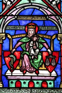 Iglesia de Saint Fargeau. Vidriera. Virgen María y el niño Jesús de Unbekannt