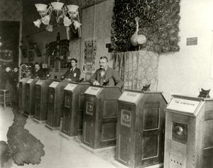 Salón de San Francisco con Cinetoscopios, 1894-1895 de Unbekannt