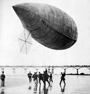 El dirigible de Santos-Dumont partiendo de Trouville, Francia, 1905