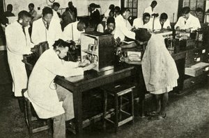 Escenas en un colegio nativo - Estudiantes en el laboratorio de física de Unbekannt