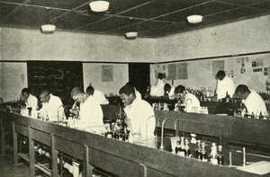 Escenas en un colegio nativo - Estudiantes de bacteriología en el Colegio Nativo Fort Hare en Alice de Unbekannt