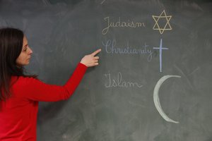 Maestro de escuela explicando religiones, Montrouge, Francia de Unbekannt