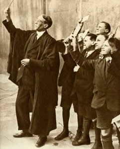 Escolares y maestro observando un eclipse solar, Gran Bretaña, 1921, 1935 de Unbekannt