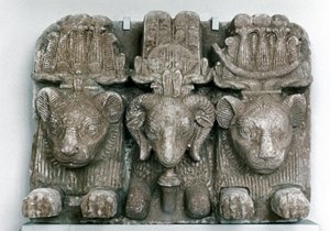 Escultura de tres cabezas de animales de Unbekannt