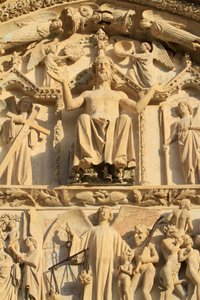 Escultura de Cristo sentado en un trono. El Juicio Final. Tímpano del portal central occidental. Catedral de San Esteban. de Unbekannt