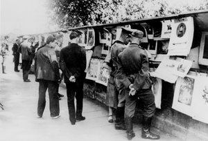 Puestos de libros y grabados de segunda mano en la orilla del Sena, París ocupada por los alemanes, 1940 de Unbekannt