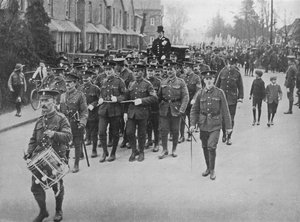 Sargentos tirando del coche nupcial desde la iglesia, 1915 de Unbekannt