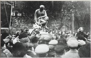 Sergei Yesenin en la dedicación del monumento Koltsov Razin, 1918