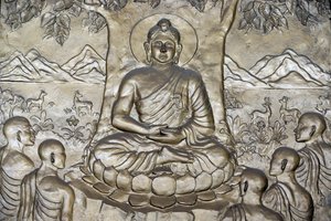 Buda Shakyamuni predicando el sermón - la rueda de la ley - a sus cinco discípulos. Ciudad Ho Chi Minh, Vietnam de Unbekannt