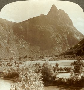 Picos afilados de Romdalshorn coronando la pared de la montaña sobre el río Rauma, Noruega, c. 1905