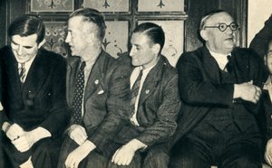 Compañeros de barco en tierra. John G. Winant, Ernest Bevin, con marineros mercantes, 1942 de Unbekannt