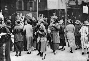 Compradores en Kensington High Street, Londres, 1926-1927 de Unbekannt