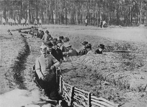 Mostrando a los civiles las trincheras de exhibición en las afueras de Berlín, 1915 de Unbekannt