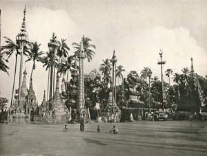 Santuarios en la Pagoda Shwe Dagon, Rangún, 1900