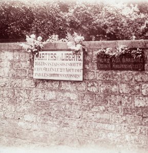 Placa en memoria de los civiles que fueron fusilados por los alemanes, Dinant, Bélgica, c. 1914-c. 1918