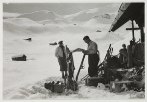 Esquiadores fuera de un chalet, c 1930 de Unbekannt