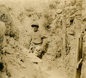 Cráneo encontrado enterrado en las trincheras, c1914-c1918 de Unbekannt