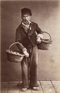 Pequeños oficios: retrato de una vendedora de pescado, cestas cargadas de pescado. de Unbekannt
