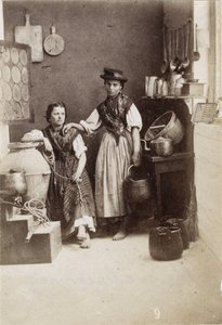 Pequeños oficios: retrato de dos mujeres llevando agua en una cocina. Impresión del siglo XIX en cartón Dim. 6x8,3 cm de Unbekannt