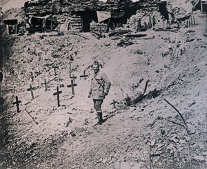 Soldado entre cruces de madera de Unbekannt