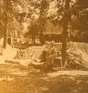 Soldado fuera de la trinchera, Bois des Loges, norte de Francia, c. 1914-c. 1918 de Unbekannt