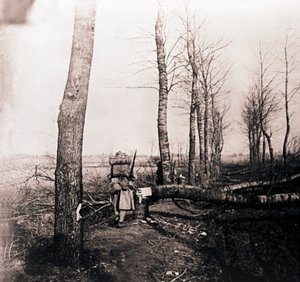 Soldado con mochila en la espalda, c1914-c1918 de Unbekannt