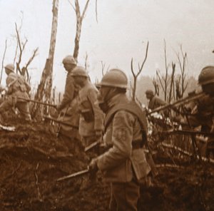 Soldados avanzando, c. 1914-c. 1918 de Unbekannt