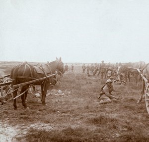 Soldados y artillería tirada por caballos de Unbekannt