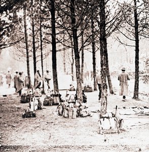 Soldados y mochilas en el bosque, c1914-c1918 de Unbekannt