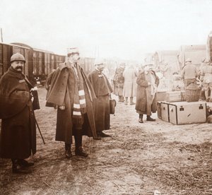 Soldados llegando a Amanvillers, Francia, c1914-c1918 de Unbekannt
