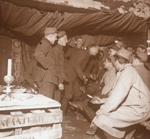 Soldados en un refugio, Genicourt, norte de Francia, c1914-c1918 de Unbekannt