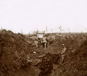 Soldados en las trincheras, Massiges, norte de Francia, c1914-c1918 de Unbekannt