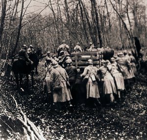 Soldados en el bosque, c1914-c1918 de Unbekannt