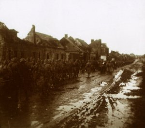 Soldados marchando frente a casas bombardeadas, Champagne, norte de Francia, c1914-c1918 de Unbekannt