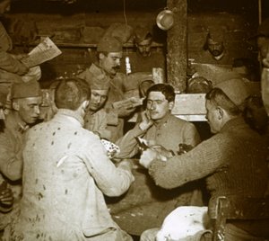 Soldados jugando Manille [juego de cartas] en las trincheras, c1914-c1918 de Unbekannt