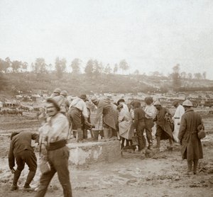 Soldados haciendo fila en el barro por agua, Genicourt, norte de Francia de Unbekannt