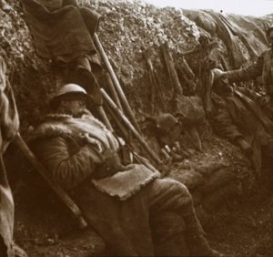 Soldados descansando en trincheras, c1914-c1918 de Unbekannt