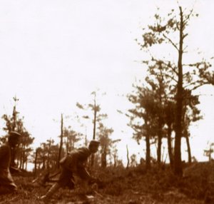 Soldados corriendo en el campo de batalla, c1914-c1918 de Unbekannt