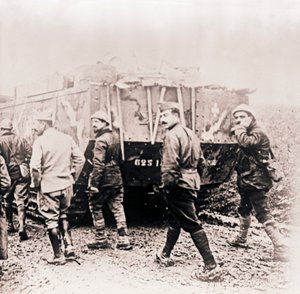 Soldados caminando detrás de un tanque, c. 1914-c. 1918 de Unbekannt