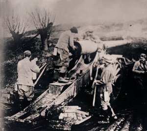 Soldados con artillería pesada, c1914-c1918 de Unbekannt